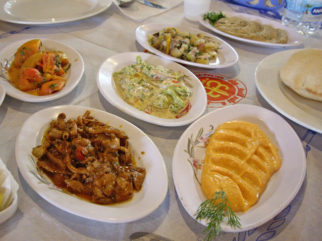 色とりどりの前菜。<br />実はこの前菜が楽しみだったんですよね〜〜。<br />ペーストにはクミン等のスパイスが利いていて美味し。