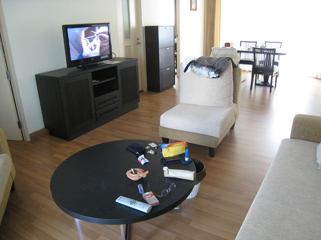 チャトバラ　プレース　サービスアパートで２寝室、かなり広く各部屋は独立して、リビングとキッチンが共有その他何もなく寝るだけレストランもない、少しさびしいが、私は好きだ。１泊２０００バーツ