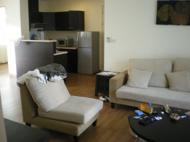 リビングからキッチン<br />椅子は４　５人床に座れば１０人ぐらいの宴会が出来る。