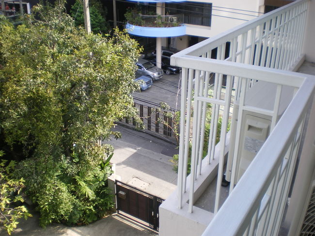 バルコニーには洗濯機全自動干すところもあります。<br />ソイ１３が見えます。