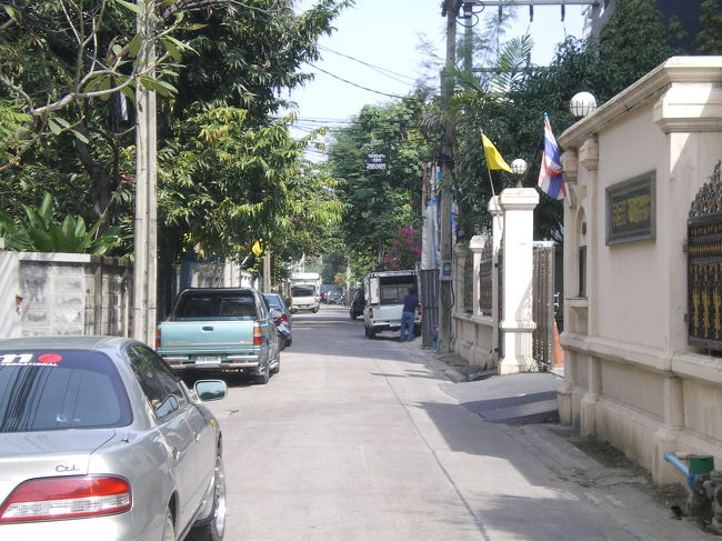 １００メータほど行くとTジロ右行くとソイ１１の突き当たり