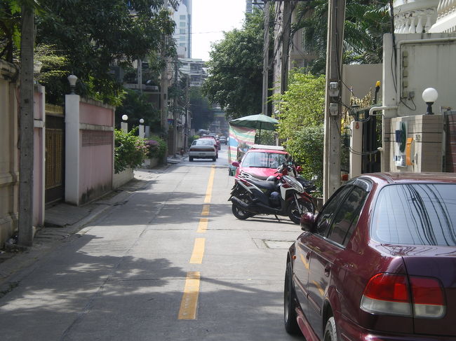 スクンビットソイ１３<br />スクンッビトロードからくる時は、ソイ１１を入り突き当たったら、<br />右折又突き当たりを左折１００で左側。この方がわかりやすいと思う。