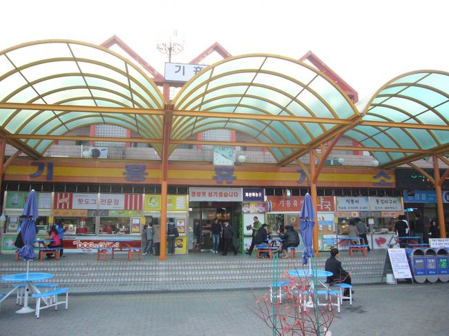 　ソウルから公州へのサービスエリア。韓国料理から「香川うどん」、「タコヤキ」なんてありました。<br />日本のサービスエリアと余り変わりませんが、土産物はなく、ほとんど食べ物屋です。