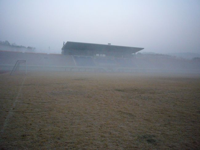 　朝もやの陸上競技場。ここが会場です。朝近くを散歩してたらそのまま中に入れました。