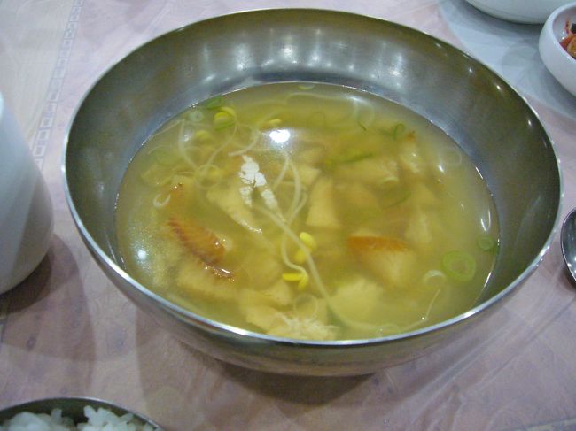 　朝食のたらのスープ。公州はキムチもごはんもむちゃむちゃ美味いです。