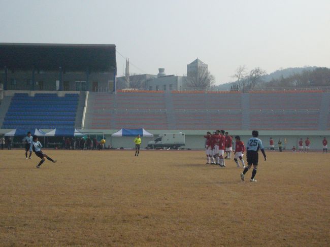 　試合の結果はともかく、試合の合間にも食べたり飲んだり、交流が続きます。