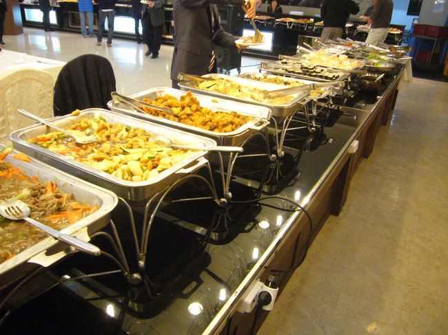 　晩餐会にバイキング。ほぼ全て食べましたが、どれも本当に美味しかったです。特に栗に入ったヤクパム「薬飯」は最高でした。