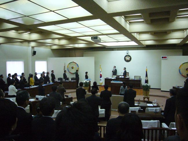 　公州市議会冒頭見学。国歌など流れて貴重な経験でした。