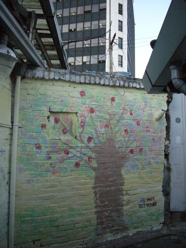 　ビルと壁画アートのコンストラストがいいです。