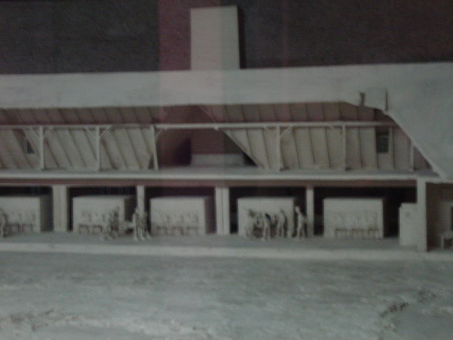 第4ブロック内<br /><br />逮捕された人たちの中には、2,400キロもアウシュビッツから離れたところから運ばれてきた人もいました。この人たちの多くは密閉された貨車で、食糧なしで旅をさせられた。貨車に身動き一つできないほど押し込まれ、オシフェンチムに憑くまで7日〜10日間も旅をさせられた。