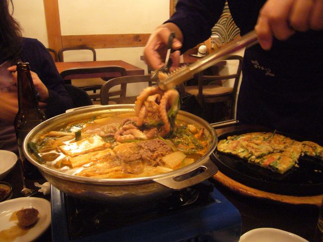 　タコと牛肉の甘辛スープ。とふんわりチチミ。美味いです・<br />カスビールとあと２種類のビールで３人でききビール大会しましたが、どれがどれだったか忘れてしまいました・・。