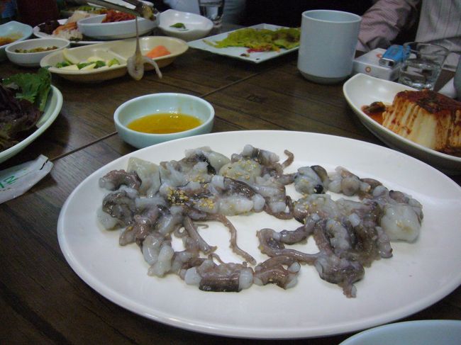 　公州市の方と合流し、２軒目の生だこのぶつ切り、動いてます・・。