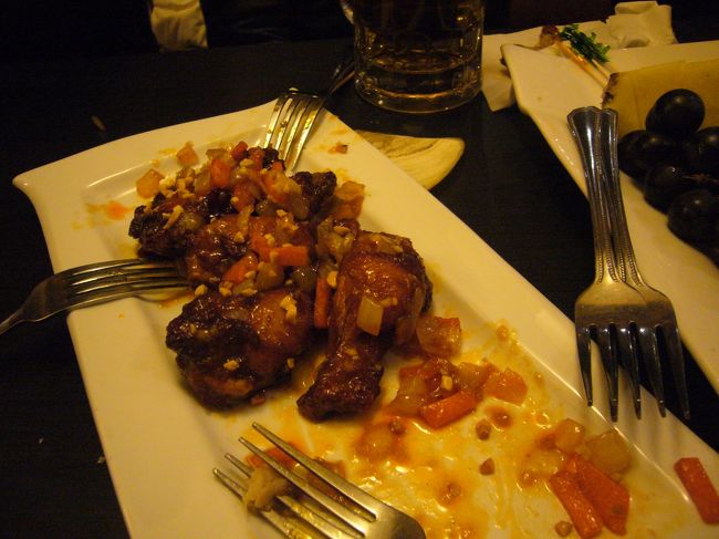 　３軒目のヤンニョムチキン。美味いです。だいぶ眠くなってきました。