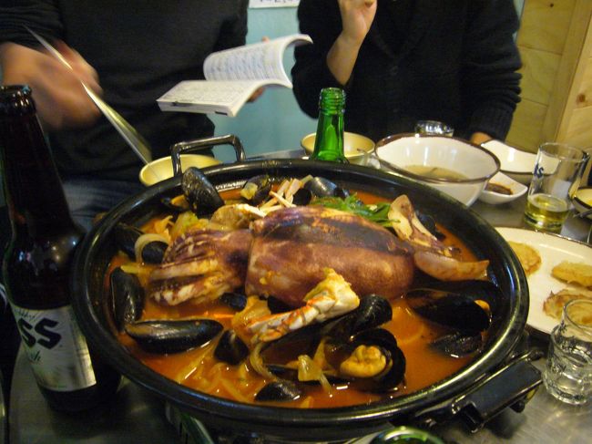 　４軒目のイカとムール貝の入った鍋。辛いけど貝のうまみが激ウマでした。公州市の方とも最後の晩でなごり惜しく、結局寝たのが、３時半。そしてホテルロビー集合が５時。寝不足で空港で飛行機の出発時間を搭乗時間と大勘違いしてしまうなど、最後は大ぼけでした。<br />　今回は通訳の方が同行していたので、コミュニケーションが取れて楽しかったですが、しゃべれないとやっぱり厳しいなーと感じた旅でした。