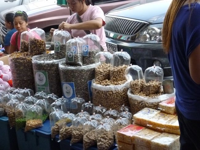 安いナッツを　ガイドの女性い〜〜っぱい買っていたよん。<br /><br />私もついでに「ひまわりの種」を買って<br />帰る前日まで食べ続けた・・・<br />（多かったってこと）<br /><br />剥きながらサルになった気がしたが美味しくてやめられない。<br /><br />