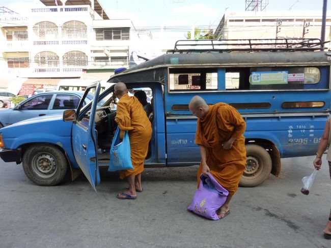 タイの僧侶<br />見かけるとつい撮ってしまう<br /><br />若い僧侶は　精悍で無駄のない体つきで素敵なのです。<br />ところが　年を召した僧侶の方で　とんでもない体型の方も見かける。<br />余分なものが身に付くと　肉も付く？
