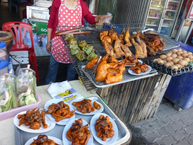 チェンマイへもどる　途中でちょっと　小腹の空いた我々の虫養い！！<br /><br />かなり　美味しい　「ガイヤーン」（タイ風焼き鳥）　と<br />やばい美味しさの　「ソムタム」<br />お昼のパッガッパオが非常にまずかったので<br />思わずがっついてしまった私。