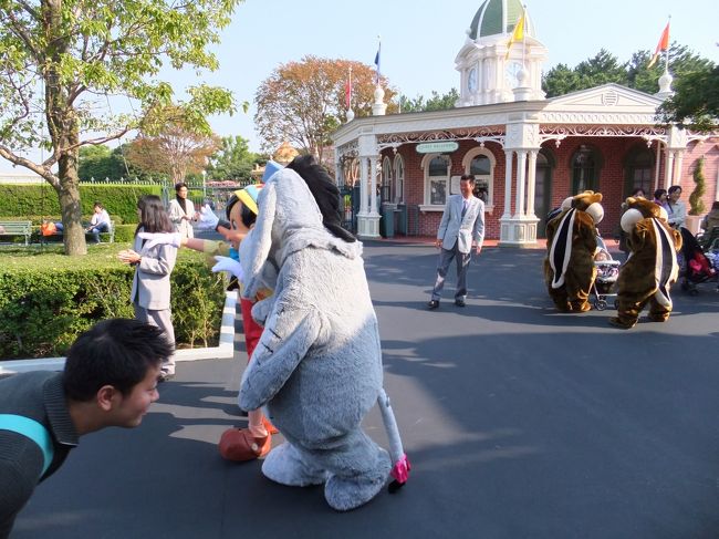 ガイドツアーもう1組まっている間にキャラ達が