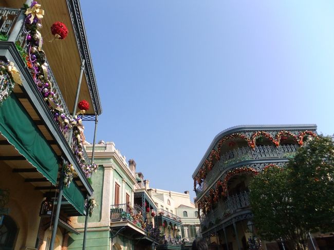 ガイドツアーのスタートです。<br /><br />今日はとてもいい天気。<br /><br />ニューオリンズの町並みを再現した通りです。