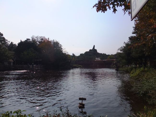 このアメリカ川には、開園時に本物のアメリカの川の水が樽で運ばれて、命を吹き込まれたそうです。<br /><br />ふーん、ふーん、お勉強になります。