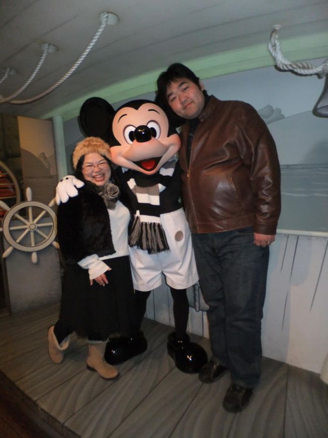 ついに、ミッキーにご対面<br /><br />忙しい撮影の合間にパチッとね。<br /><br />去年も同じ衣裳だったような・・・<br />撮影長引いているのかしら・・・<br /><br />ミッキー頑張ってね☆
