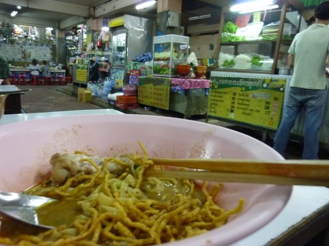 ターペー門近く　<br />ワロロット市場<br /><br />カオソーイを食べるが　お店によって味が違う。<br />前回行った「ラムドゥアン」は美味しかった。