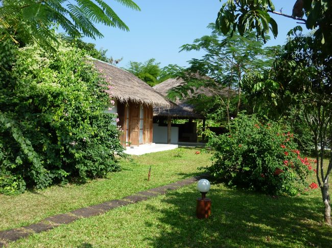 市内から車で30分余り走ってハンドンへ・・<br /><br />バーンロムサイのゲストハウス。<br />http://www.banromsai.jp/hoshihana/<br />テレビもない静かな環境の中で過ごす心地よさ。<br /><br />私の泊まった「すいかハウス」と向こうに広いキッチンとリビング。<br />