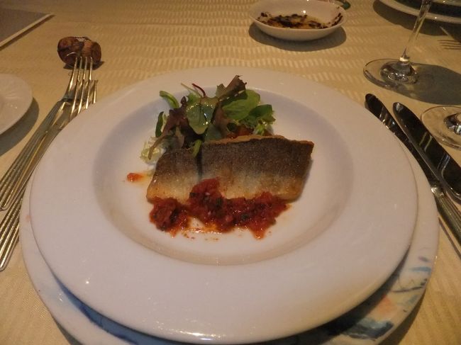 カマスのセモリナ粉ソテーと根菜のトマトに込みチミチュリソース<br /><br />カマスもカリッとソテーされていて、ソースもとても好きなお味で美味しく頂きました。