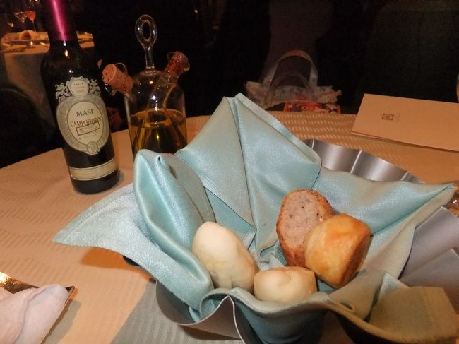 パンと赤ワイン<br /><br />ダーリンが調子出てきたので、赤ワインをハーフボトル入れました。<br /><br />私が飲めれば、白も赤も楽しめるけどごめんね。