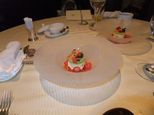 コースのデザート<br />フレジェ　ストロベリーのグラニテ添え<br /><br />感想は「しゃれた味」です。<br /><br />お腹いっぱい。<br />少々、食べ疲れ＆酔っ払い。<br /><br />毎年、このレストランでは思いっきり贅沢な時間をすごさせていただいております。<br /><br />そして、ホテルの部屋へ行き、二人とも熟睡でした。