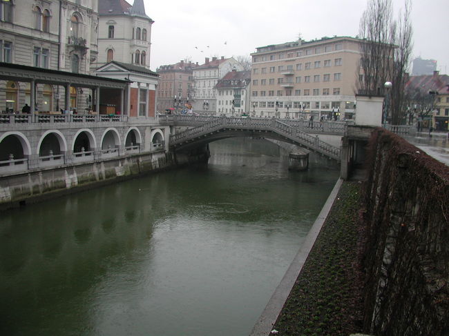 スロベニアの首都・リュブリャーナの中心、三本橋。