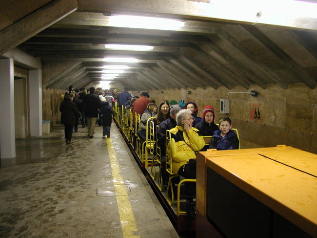 ポストイナ鍾乳洞の奥に入るためにはトロッコに乗って。