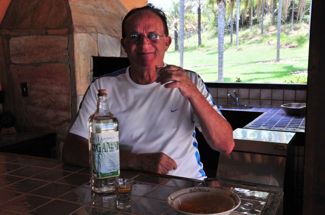 到着後真昼間から地酒のカシャーサで酔いまくります