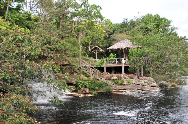 滝壺は結構深く滝の上からのダイブ！！も可能なほど