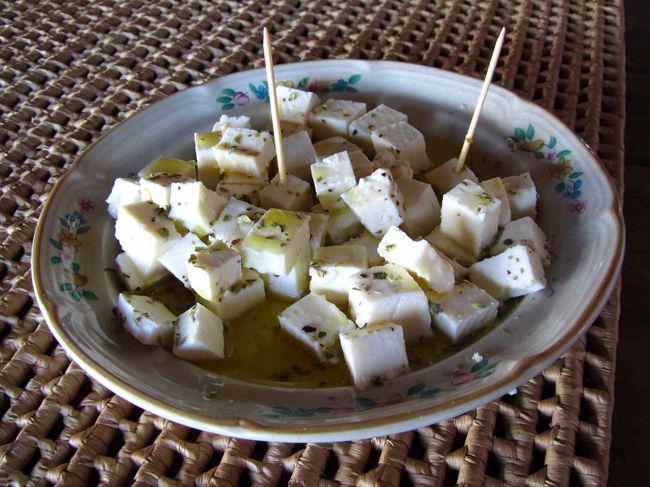 夕方からは地元の人に教えてもらいチーズ作りに挑戦