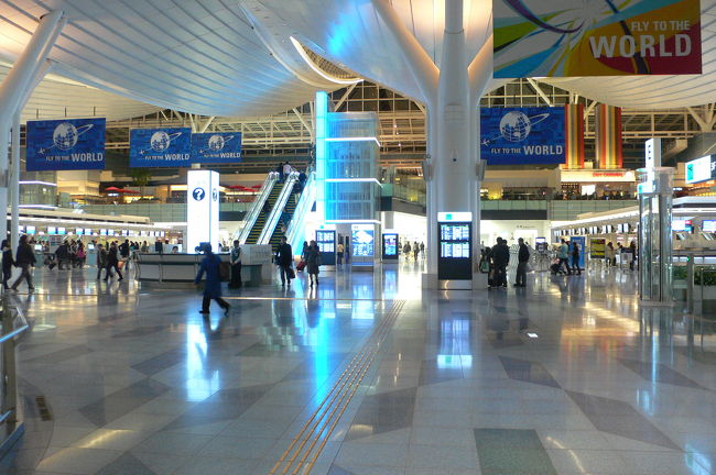 会社から家に速攻戻って、シャワーをして自宅を出発。<br />今回は車で羽田です。<br />なんだかんだで到着したのは11時頃だったのですが、到着便と深夜出発組でそこそこにぎわっておりました。