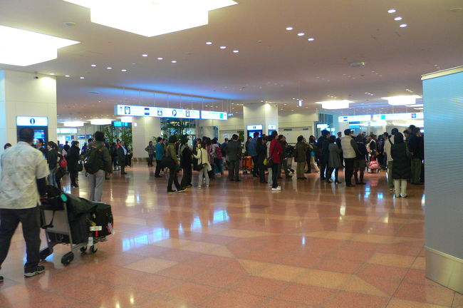 到着ロビーには香港からと思われる到着組が。羽田で色んな国の雰囲気を味わえるなんてうれしいですー。<br />ちなみに到着階にはセブン銀行がありました。出発階は三井住友。