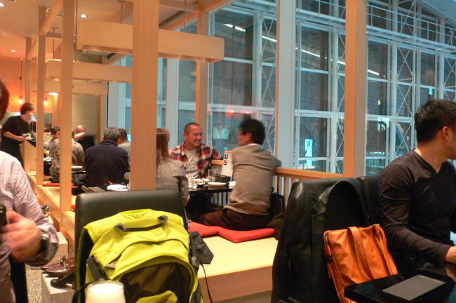 夕飯を食べてなかったので、この時間でもまだあいていた居酒屋すぎのこへ。<br />http://r.gnavi.co.jp/g296708/<br />http://www.haneda-airport.jp/inter/premises/tenant/6300500015000000/index.html<br />窓際の座敷からは出発ロビーが一望できます。<br />今度はそこで。