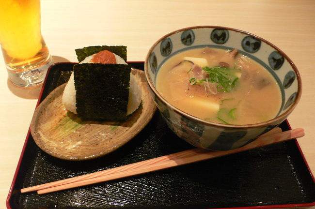 おにぎりと豚汁のセットをたのんでみました。わりと美味しかったです。<br />周りを見てみるとこの豚汁セットかカツ丼の注文率が高かったです。<br />