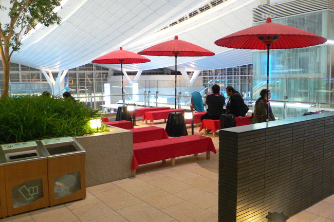 深夜になると、江戸風ベンチに加え、隣にある京はやしやのベンチも開放されます。<br />