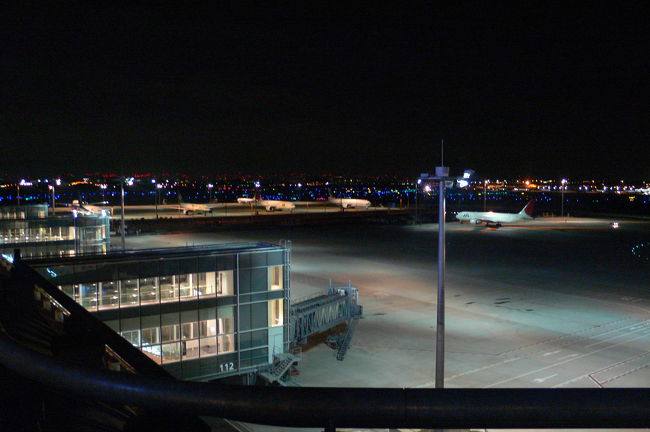 ちょっと仮眠した後、展望スペースに行ってみました。<br />深夜の空港は静かでちょっと幻想的でした。