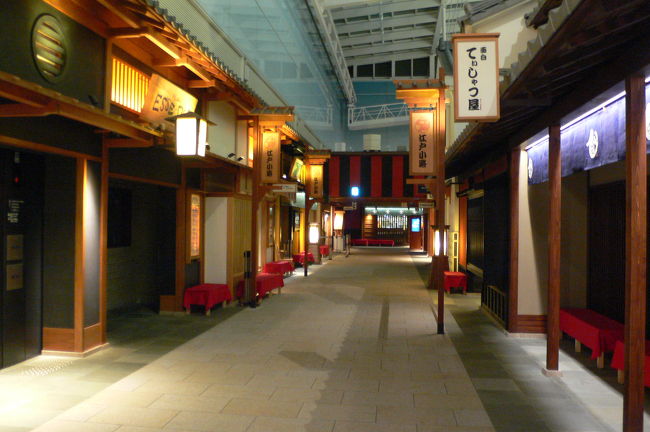 昼はあんなに混んでいる江戸小路もこの時間はこんな感じです。