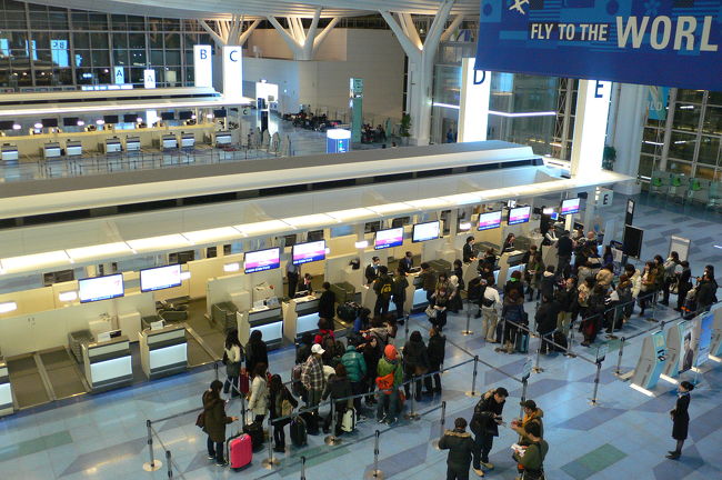 2時15分ぐらいからツアーカウンターのチケット受け渡しが始まり、その後チェックインカウンターへ。<br />早朝の釜山、仁川行きでここだけにぎわってます。