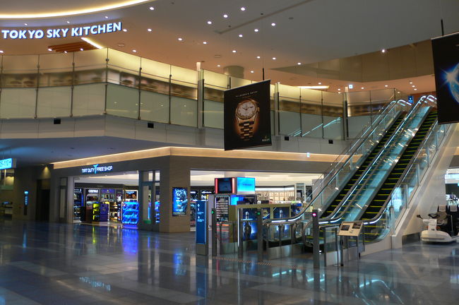 出国審査場がようやく開いて制限エリア内へ。<br />まだ新しくてキレイです。<br />