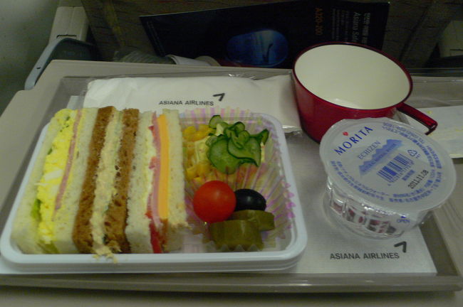 定刻通り4時半に出発。機内ではサンドウィッチもでました。<br />なかなか美味。