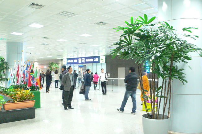 うとうとして目覚めたら、着陸寸前でした。<br />本当に近いです。<br />釜山の金海空港は新しいようでなかなかきれい。