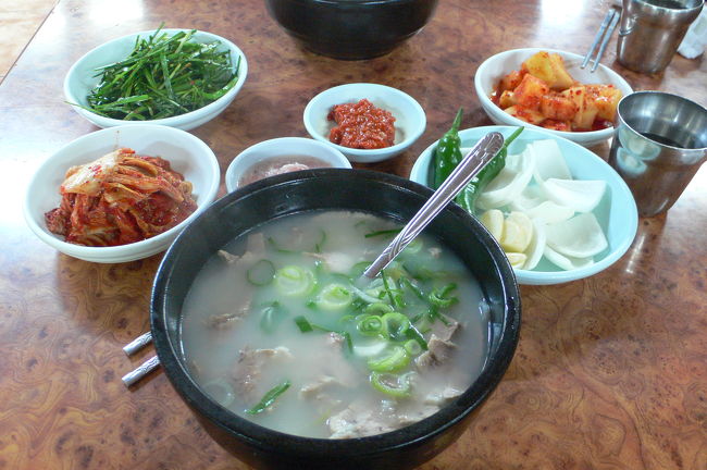 ねぎ、キムチ、カクテキ、あみの塩辛･･･とデジクッパ！<br />思っていたより全然あっさりしていて、するすぐ食べちゃいました。<br />カクテキがうまいっすー<br />いくらでも食べられそうでした。<br />