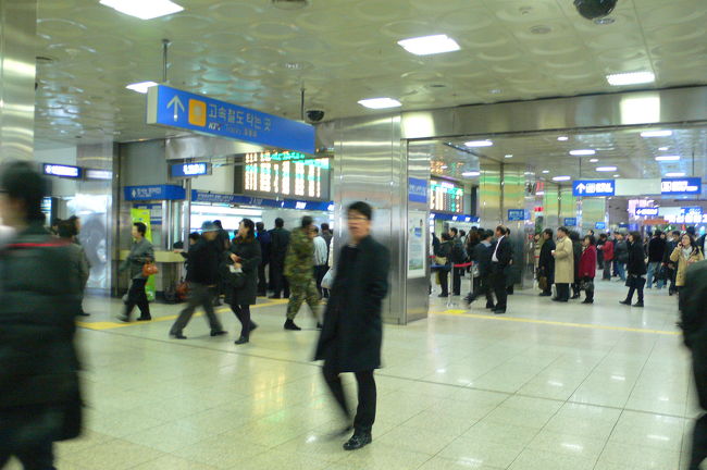 週末ということもあって、出発客でにぎわっていました。