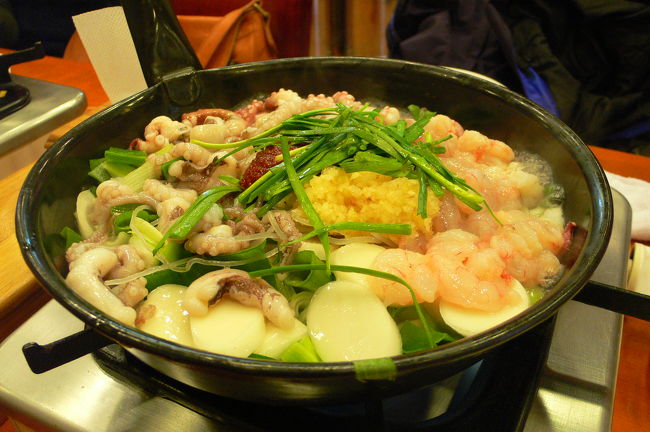 うおおおおいしそう。かわいい店員さんが専属で鍋奉行をしてくれました。<br />