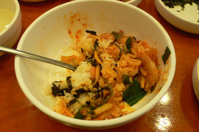 御飯と混ぜてはふはふ食べます。<br />悶絶。これ、かなり美味しい。<br />辛いのかなあと、辛いものが比較的苦手な私は警戒していたのですが、<br />大丈夫でした。<br /><br />